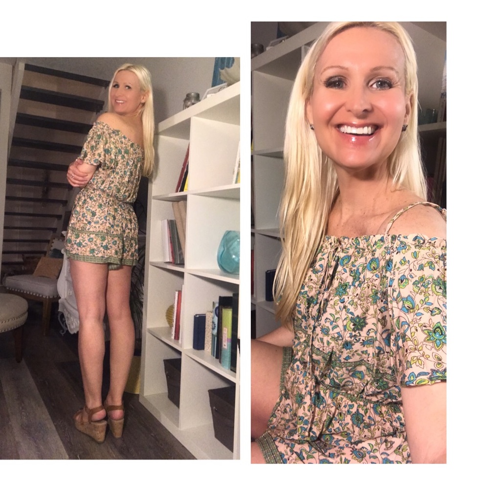 ☕️Off The Shoulders Floral Romper🌟 - Picture 2 of 4